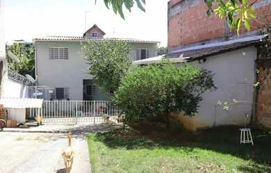 Imagem: A casa possui 3 Dormitórios, 2 Banheiros, 5 Vagas na garagem