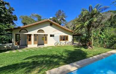 Imagem: A casa possui 3 Dormitórios, 4 Banheiros, 5 Vagas na garagem