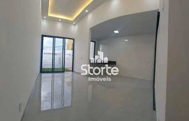 Imagem: A casa possui 3 Dormitórios, 2 Banheiros, 2 Vagas na garagem