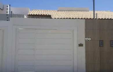 Imagem: A casa possui 3 Dormitórios, 2 Banheiros, 1 Vaga na garagem