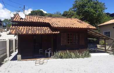 Imagem: A casa possui 2 Dormitórios, Acomodam 6 pessoas e 2 Vagas na