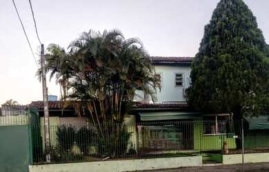 Imagem: A casa possui 3 Dormitórios, 1 Banheiro, 2 Vagas na garagem