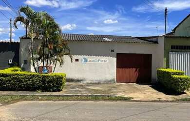 Imagem: A casa possui 2 Dormitórios, 1 Banheiro, 2 Vagas na garagem