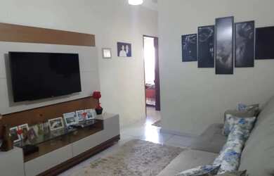 Imagem: A casa possui 3 Dormitórios, 2 Banheiros, 2 Vagas na garagem