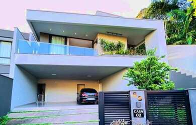 Imagem: A casa possui 3 Dormitórios, 3 Banheiros, 3 Vagas na garagem