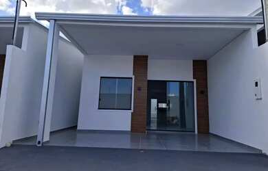 Imagem: A casa possui 2 Dormitórios, 2 Banheiros, 2 Vagas na garagem