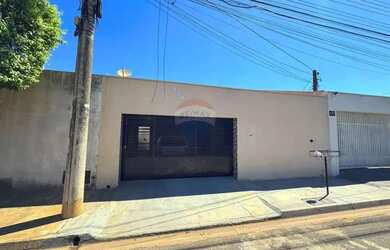 Imagem: A casa possui 3 Dormitórios, 2 Banheiros, 2 Vagas na garagem