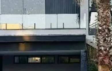 Imagem: A casa em condomínio possui 4 Dormitórios, 5 Banheiros, 430m²