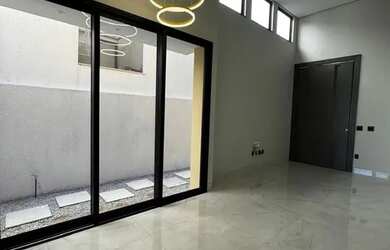 Imagem: A casa possui 3 Dormitórios, 3 Banheiros, 2 Vagas na garagem