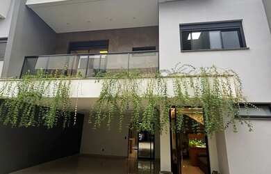 Imagem: A casa possui 3 Dormitórios, 3 Banheiros, 2 Vagas na garagem