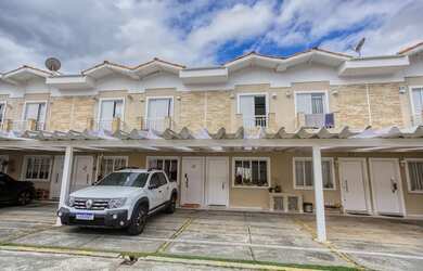 Imagem: A casa possui 3 Dormitórios, 2 Banheiros, 2 Vagas na garagem