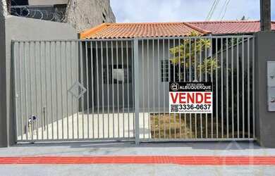 Imagem: A casa possui 3 Dormitórios, 1 Banheiro, 1 Vaga na garagem