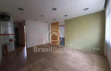 Imagem: O depósito possui 2 Vagas na garagem e 475m² de Área e está