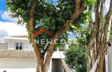 Imagem: A casa possui 4 Dormitórios, 4 Banheiros, 5 Vagas na garagem