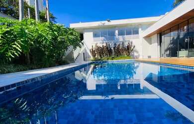 Imagem: A casa possui 4 Dormitórios, 4 Banheiros, 1 Vaga na garagem