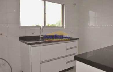 Imagem 6: Amplo apartamento semimobiliado com sacada no Novo Mundo