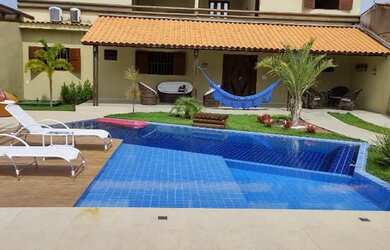 Imagem: A casa possui 4 Dormitórios, 5 Banheiros, 5 Vagas na garagem