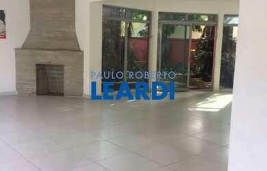 Imagem: O depósito possui 5 Vagas na garagem e 570m² de Área e está