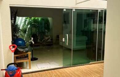 Imagem: A casa possui 3 Dormitórios, 4 Banheiros, 225m² de Área