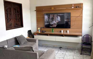 Imagem: A casa possui 4 Dormitórios, 3 Banheiros, 1 Vaga na garagem