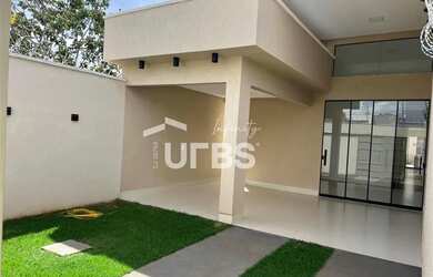 Imagem: A casa possui 3 Dormitórios, 3 Banheiros, 2 Vagas na garagem