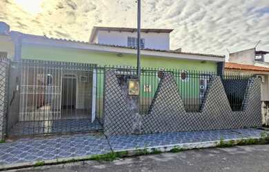 Imagem: A casa possui 3 Dormitórios, 3 Banheiros, 2 Vagas na garagem