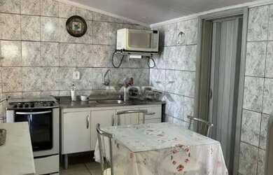 Imagem: A casa possui 2 Dormitórios, 1 Banheiro, 2 Vagas na garagem