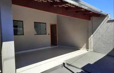 Imagem: A casa possui 2 Dormitórios, 1 Banheiro, 1 Vaga na garagem