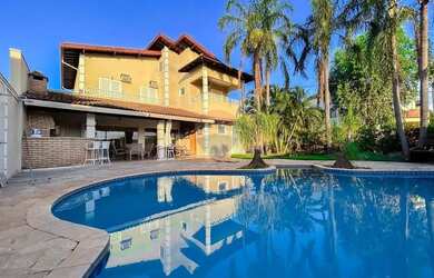 Imagem: A casa em condomínio possui 4 Dormitórios, 4 Banheiros, 4