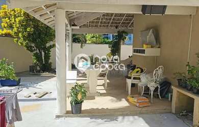 Imagem: A casa possui 3 Dormitórios, 4 Banheiros, 2 Vagas na garagem