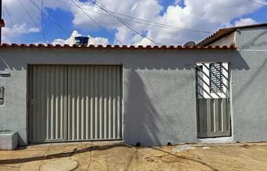 Imagem: A casa possui 3 Dormitórios, 1 Banheiro, 3 Vagas na garagem