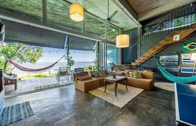 Imagem: A casa possui 3 Dormitórios, 3 Banheiros, 300m² de Área e