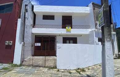 Imagem: A casa possui 4 Dormitórios, 2 Banheiros, 2 Vagas na garagem