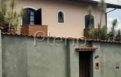 Imagem: A casa possui 3 Dormitórios, 2 Banheiros, 4 Vagas na garagem