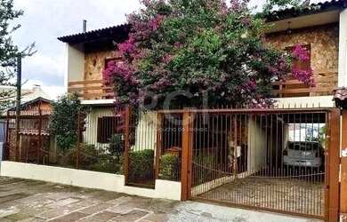 Imagem: A casa possui 3 Dormitórios, 4 Banheiros, 3 Vagas na garagem