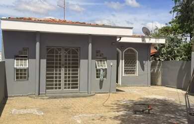 Imagem: A casa possui 3 Dormitórios, 2 Banheiros, 3 Vagas na garagem