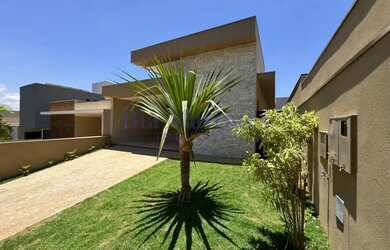 Imagem: A casa em condomínio possui 3 Dormitórios, 4 Banheiros, 4