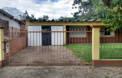 Imagem: A casa possui 2 Dormitórios, 1 Banheiro, 2 Vagas na garagem