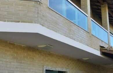 Imagem: A casa possui 4 Dormitórios, 4 Banheiros, 4 Vagas na garagem