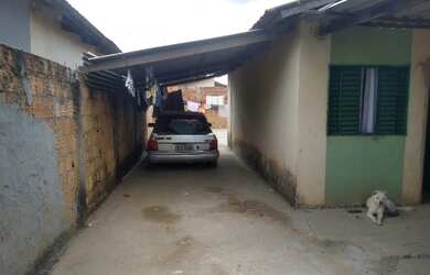 Imagem: A casa possui 2 Dormitórios, 1 Banheiro, 4 Vagas na garagem