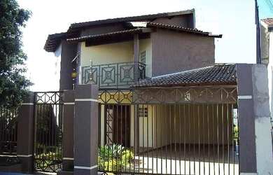 Imagem: A casa possui 3 Dormitórios, 2 Banheiros, 4 Vagas na garagem