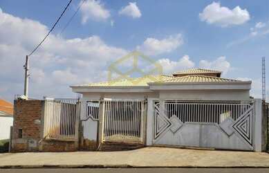 Imagem: A casa possui 3 Dormitórios, 5 Banheiros, 4 Vagas na garagem