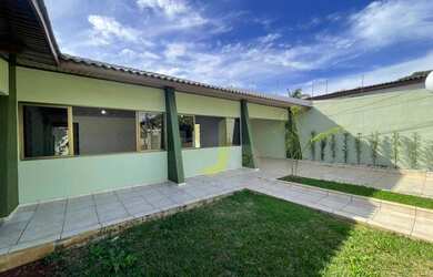 Imagem: A casa possui 3 Dormitórios, 2 Banheiros, 5 Vagas na garagem