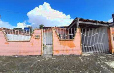 Imagem: A casa possui 3 Dormitórios, 2 Banheiros, 1 Vaga na garagem