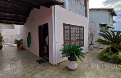 Imagem: A casa em condomínio possui 3 Dormitórios, 3 Banheiros, 3