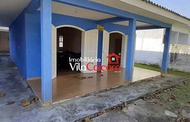 Imagem: A casa possui 3 Dormitórios, 2 Banheiros, 4 Vagas na garagem