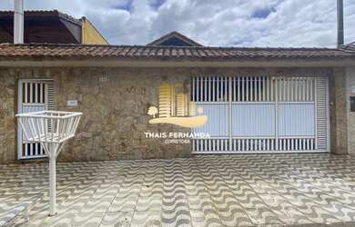 Imagem: A casa possui 3 Dormitórios, 2 Banheiros, 4 Vagas na garagem