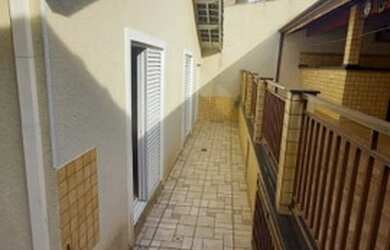 Imagem: A casa possui 3 Dormitórios, 2 Banheiros, 4 Vagas na garagem