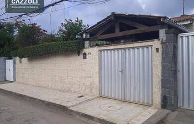 Imagem: A casa possui 3 Dormitórios, 2 Banheiros, 2 Vagas na garagem