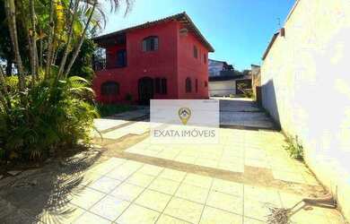 Imagem: A casa possui 5 Dormitórios, 3 Banheiros, 4 Vagas na garagem